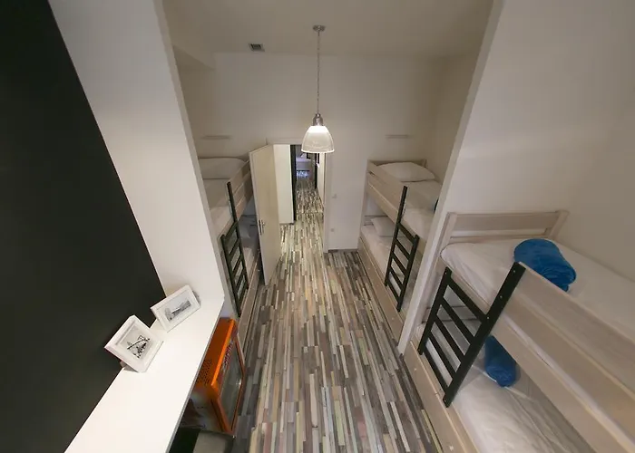 特罗吉尔城市旅舍 *