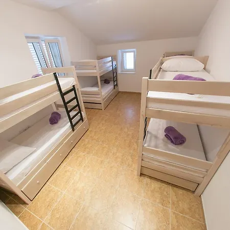 City Hostel *