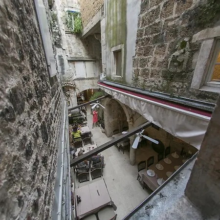 City Hostel *